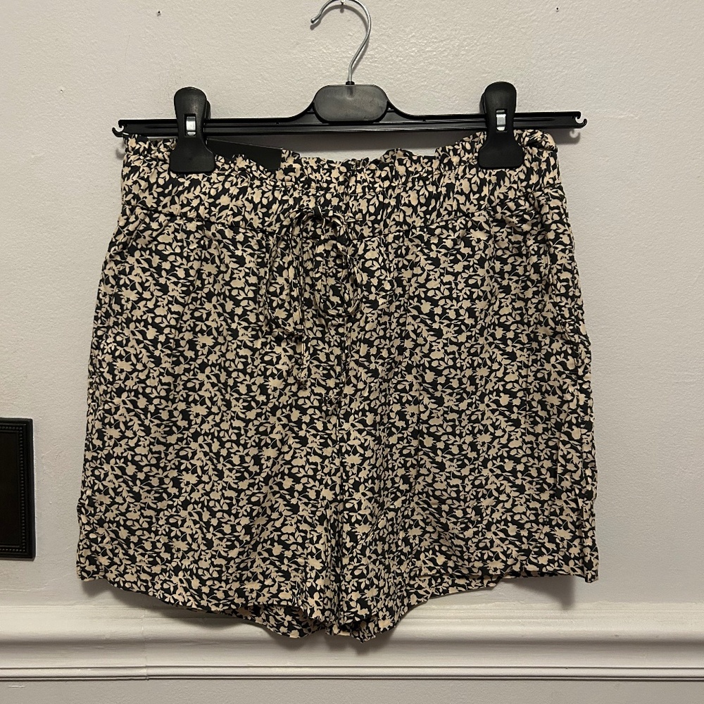 NWT Banana Republic Black and Cream Floral Print Shorts - Size XS